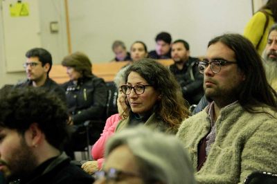 El público se reunió en la Sala Eloísa Díaz para este conversatorio con Luis Poirot. Trabajadores y trabajadoras, estudiantes y público general participó de la cita.